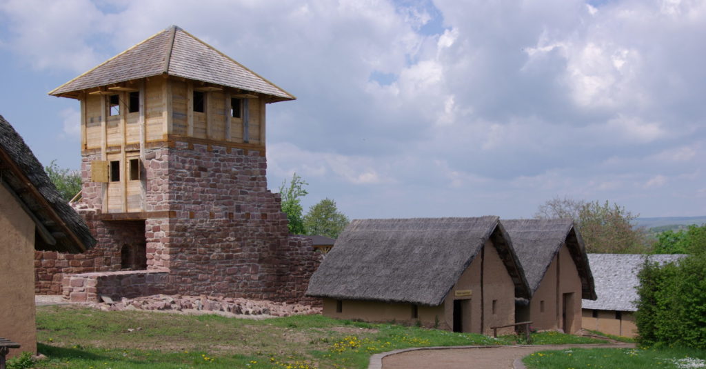 Haupttor und rekonstruierte Hütten
